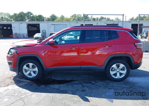 2019 Jeep Compass Latitude 4X4 z USA, uszkodzony, nr VIN 3C4NJDBB9KT713722